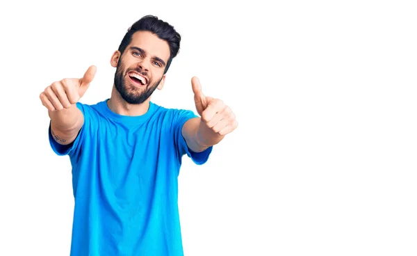 Junger Gutaussehender Mann Mit Bart Lässigem Shirt Und Positiver Geste — Stockfoto