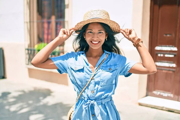 Junge Schöne Indische Frau Mit Sommerhut Lächelnd Glücklich Fuß Durch — Stockfoto
