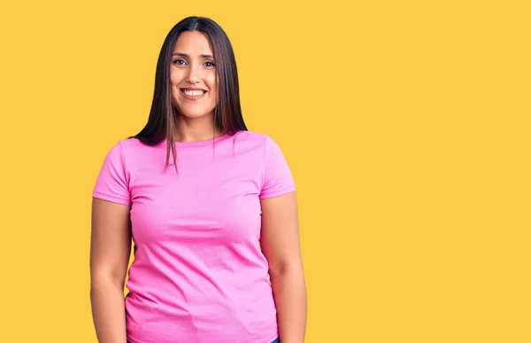 Ung Vacker Brunett Kvinna Bär Casual Shirt Ser Positiv Och — Stockfoto