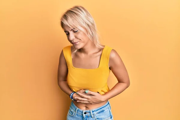 Menina Loira Jovem Vestindo Roupas Casuais Com Mão Estômago Porque — Fotografia de Stock