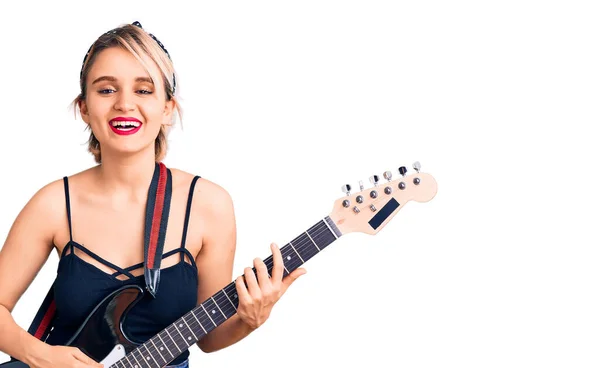 Jovem Mulher Loira Bonita Tocando Guitarra Elétrica Olhando Positivo Feliz — Fotografia de Stock