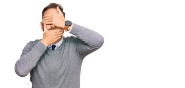 Yakışıklı, orta yaşlı, iş kıyafetleri giymiş gözleri ve ağzı elleri kapalı, şaşırmış ve şok olmuş bir adam. duygu gizleme 