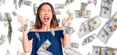 Genç, güzel Çinli kız, gündelik kıyafetler giyip başarıyı kutluyor. Kolları havada, gözleri kapalı, heyecanlı çığlıklar atıyorlar. Kazanan konsept