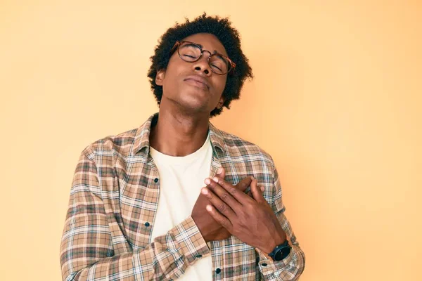 Een Knappe Afro Amerikaanse Man Met Afrohaar Casual Kleren Een — Stockfoto