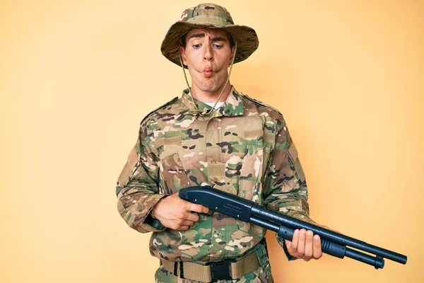 Jonge Knappe Man Draagt Camouflage Leger Uniform Houden Shotgun Maken — Stockfoto