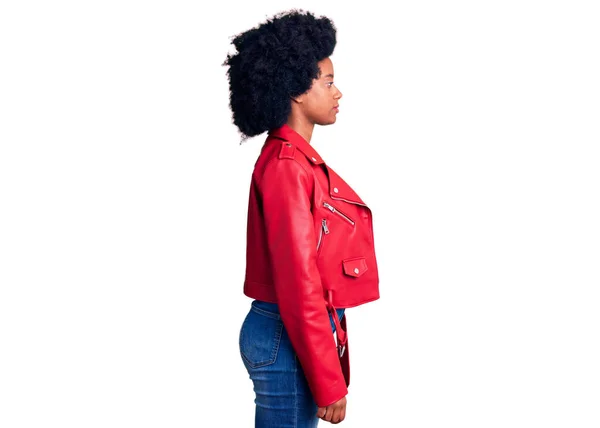 Jeune Femme Afro Américaine Portant Une Veste Cuir Rouge Regardant — Photo