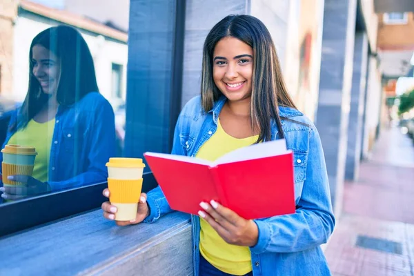 Young Latin Woman Reading Book Drinking Take Away Coffee City — Stock Photo, Image