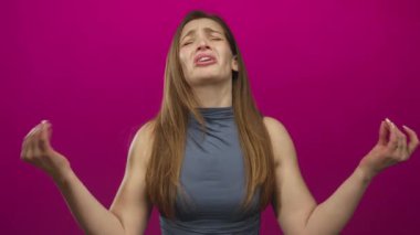 Morumsu stüdyoda kolsuz üst omuz silken genç bir kadın. Kararsızlık şüphesi..