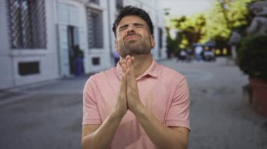 İnsan çıplak elini kaldırıyor ve şehir caddesinde binalar ve kaldırımlarla yukarı bakıyor; umut..