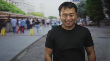 İnsan, şehir caddesindeki hediyelik eşya pazarında kalabalık kalabalığın arasında kol kola giriyor; bağlantı mutluluğu.