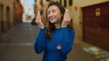 Oy kartı olan gülümseyen kadın Amerika 'daki şehir caddesinde komik suratlar yapıyor.