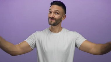 Beyaz gömlekli İspanyol genç adam mor bir arka plana karşı havadan bir jest yapıyor, oyuncu ve şüpheci bir ifade yayıyor..
