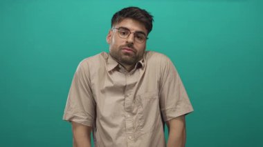 Gözlüklü, omuzları omuzları omuzları ve yüzü neredeyse havada genç İspanyol bir adam..