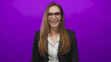 Siyah ceketli kadın ve beyaz gömlek debriyajlı göğüs ve mor stüdyoda ürkek göğüs ağrısı ifade eden;.