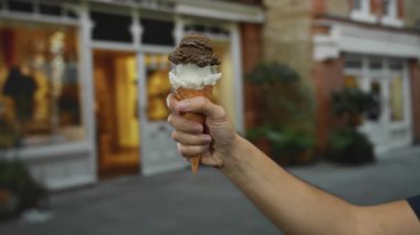 Kafkasyalı bir adamın elinde dondurma külahı var. Bulanık bir dükkan geçmişi var. Açık şehir havasını ve yaz tatili düşkünlüğünü yakalıyor..