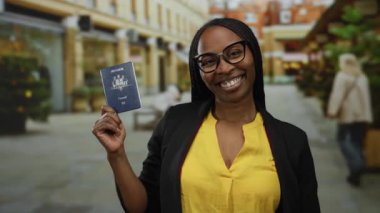 Sarı tişörtlü kadın, Avustralya pasaportu taşıyor. Sokak ortasında gülümsüyor. Gezici mutluluğu ve kültürel çeşitliliği temsil ediyor..
