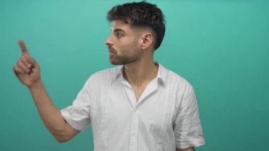 Solgun saç kesimi olan İspanyol genç adam parmak izi gösteriyor..