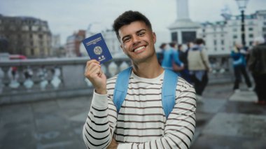 Şehir sokaklarında elinde Kore pasaportuyla gülümseyen bir adam bulanık şehir geçmişi olan, çizgili gömlek ve mavi sırt çantası giyen seyahat ve turizmi ön plana çıkaran bir adam..