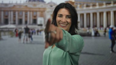 Aziz Peter Meydanı 'ndaki bir binanın içindeki kameraya elini uzatan İspanyol kadın Joy' u karşılıyor..