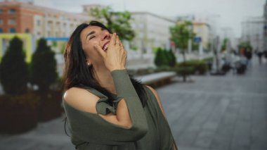 Orta yaşlı İspanyol kadın, güneş ışıldayan caddede el ele gülüyor. Sıcak neşe pozitifliği..