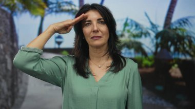 Orta yaşlı İspanyol kadın, palmiye gövdeleri ve yemyeşil yapraklarla ormanda el ele tutuşarak el ele tutuşuyor..