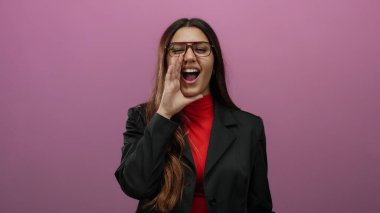 Kadın, canlı pembe bir arkaplana karşı iş elbisesi içinde coşkuyla bağırıyor, enerji ve iletişim iletiyor..