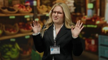 İş kıyafetleri içindeki genç sarışın kadın markette alışveriş yaparken tiksinti duyuyor..