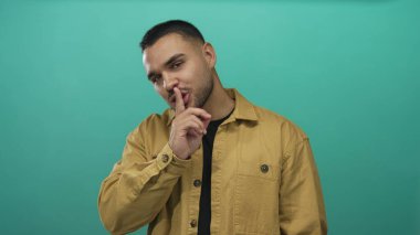 Stüdyoda kafasını yana eğen ve sessiz kalmak için parmaklarını dudaklarına bastıran İspanyol adam derin düşüncelere dalmış. Gizlilik..