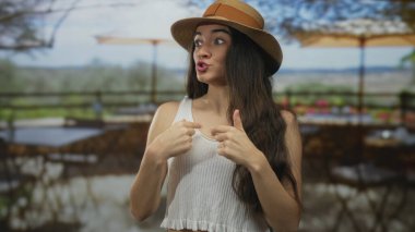 Açık ağızlı, güneşli restoran terasında göğüs göğüse gezen kadın şaşkınlık..