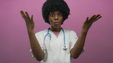 Steteskoplu genç Afrikalı Amerikalı kadın doktor stüdyo ortamında parmaklarını şakaklara bastırıyor; stres.