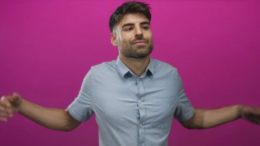 Kolları geniş bir adam kollarını açtı ve sakin gülümseme ve pembe bir stüdyo ortamında kesilmiş sakal; dinginlik.