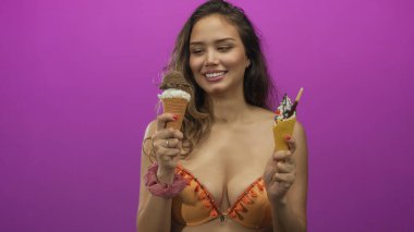 Pembe arka planda dondurmayla gülümseyen kadın izole edilmiş yaz neşesi ve gençlik enerjisi..