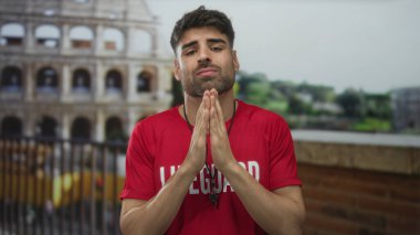 İnsan cankurtaran, antik Roma kolezyum binasının önünde ıslıkla el kaldırır; çaresiz hüsran.