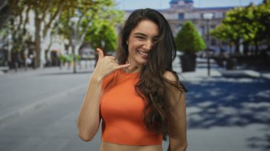 Kadın bana el pençe divan durmamı söylüyor ve şehir sahnesinde dudaktan dudaklara serçe parmak; neşeli bir davet..