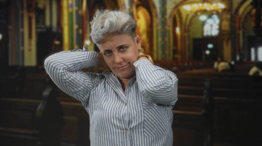 Kadın kollarını kaldırıyor ve başını öne eğiyor. Kilisenin içinde gözleri kapalı. Huzur yansıması..