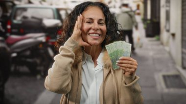 Bir şehir caddesinde elinde Romen leu banknotları tutan orta yaşlı bir kadın, şehir ortamında mali başarı ve mutluluk sergiliyor..