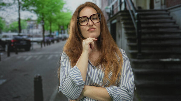 Женщина отдыхает подбородок на улице возле каменного здания шаги под весенним солнечным светом; созерцание.