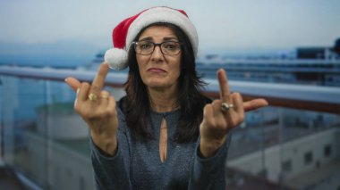 İspanyol kadın güvertede korkulukların önünde iki orta parmağını da gösteriyor..