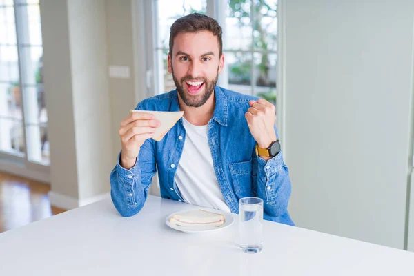 Schoner Mann Der Ein Gesundes Sandwich Mit Selbstbewusstem Gesichtsausdruck Isst Und Ernsthaft Denkt Jung Kaukasus Stock Photo 287769874