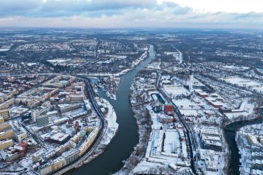 Wroclaw, Polonya - 3 Ocak 2019: Oder Nehri şehrin iki yüzü bölen havadan görünümü