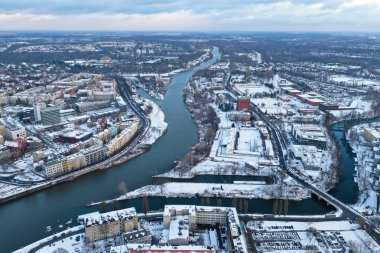 Wroclaw, Polonya - 3 Ocak 2019: Görünüm Oder Nehri ve binalar