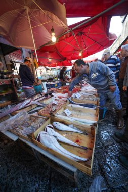 Palermo, İtalya - 13 Kasım 2018: Yerel ünlü balık ve deniz ürünleri pazarı