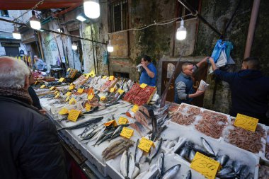 Palermo, İtalya - 13 Kasım 2018: Yerel ünlü balık ve deniz ürünleri pazarı