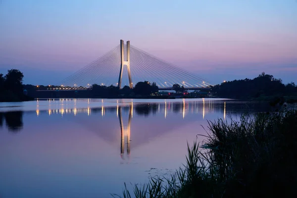 Ponte Iluminada Moderna Refletindo Água Uma Noite Quente Verão — Fotografia de Stock