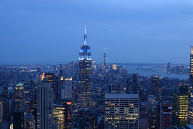 Manhattan'da bina empire state akşam manzarası