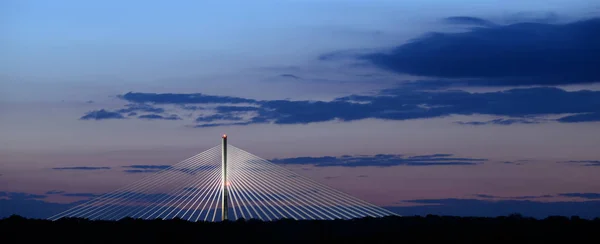 Foto Noturna Uma Ponte Céu Azul — Fotografia de Stock