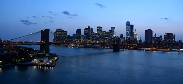 Zmierzch Zobacz New York Landmark Manhattan Odbijające Się Wodzie — Zdjęcie stockowe