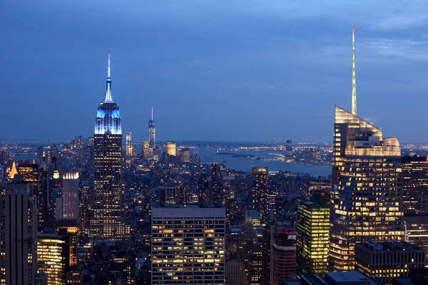 New York Finans Bölgesine Alacakaranlıkta Aydınlatılmış — Stok fotoğraf