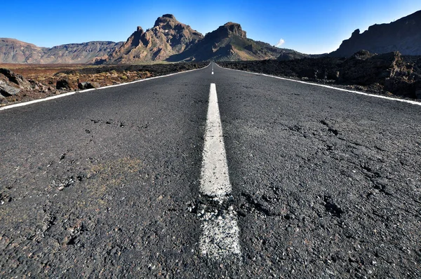 Imagen Escénica Una Carretera Dos Carriles Con Montañas Por Delante Imagen de archivo