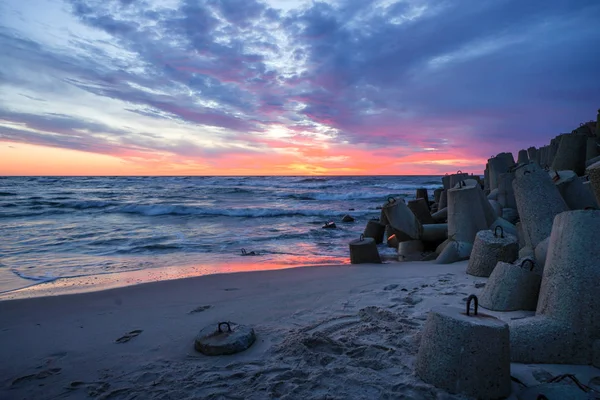 劇的な空のビーチでバルト海の夕日 — ストック写真